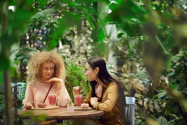 Два друга проводят время в кафе
 - Фото, изображение