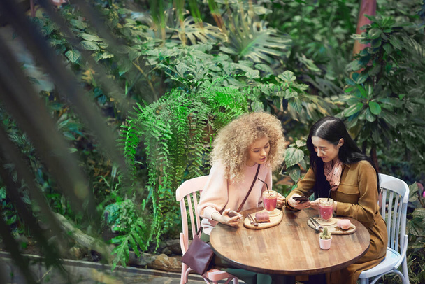 Meeting of two friends in cafe - Fotografie, Obrázek