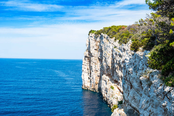 Croacia, Mar Adriático, grandes acantilados sobre el mar en la orilla del parque natural Telascica, isla de Dugi Otok, espectacular paisaje marino
 - Foto, imagen