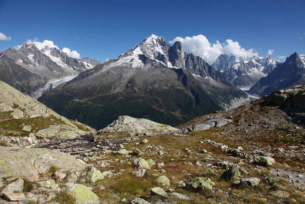 Chamonix Mont Blanc yakınlarındaki Beyaz Gölün Alpleri. - Fotoğraf, Görsel