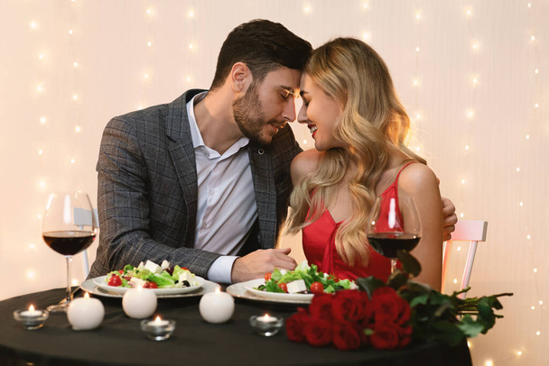 Αγαπώντας νεανικό ζευγάρι δεσμός σε ρομαντική ημερομηνία στο εστιατόριο - Φωτογραφία, εικόνα