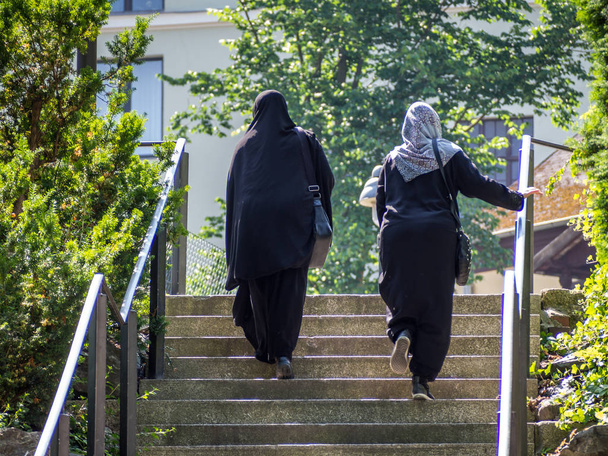 due donne che indossano un velo isalm
 - Foto, immagini