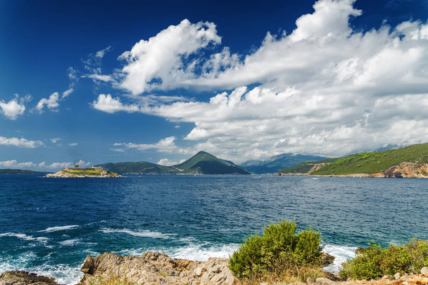 Ηλιόλουστη θέα στον κόλπο Κοτόρ από τη χερσόνησο της Λουστίκας, Μαυροβούνιο. - Φωτογραφία, εικόνα