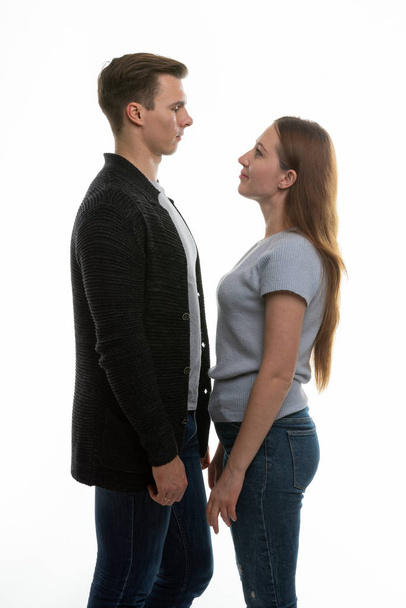 nuori mies ja tyttö seisovat vastakkain
 - Valokuva, kuva