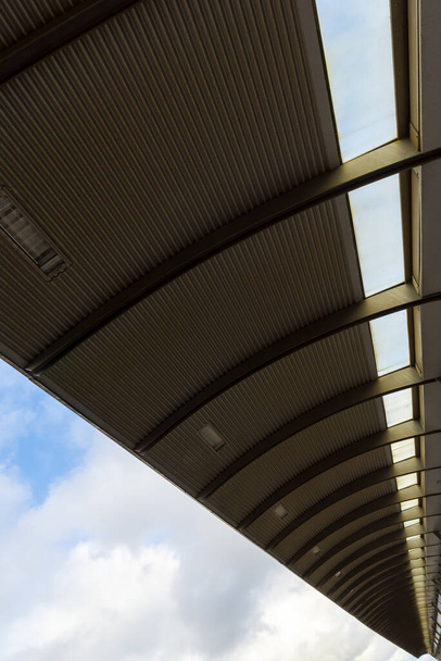 Χαλύβδινη οροφή. Στέγη γερανικού σιδηροδροικού σταθμού. - Φωτογραφία, εικόνα