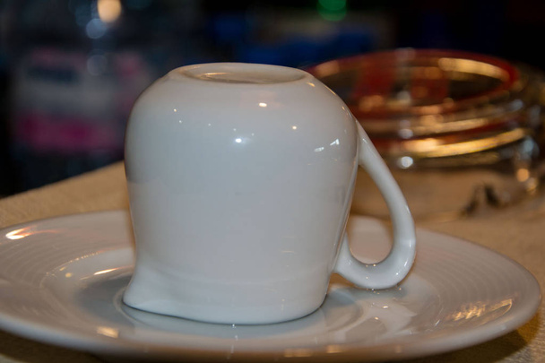 Чистый белый фарфоровый кувшин молока, в интерьере отеля, кувшин для кофе, в помещении
 - Фото, изображение