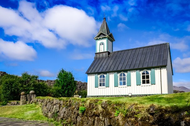 Pieni vanha kirkko Pingvallkirkja Thingvellirissä, Islannissa
 - Valokuva, kuva