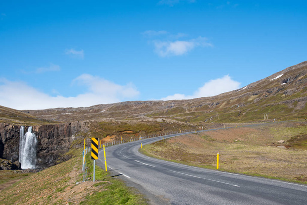 Carretera en seydisfjordur en Islandia Oriental
 - Foto, imagen