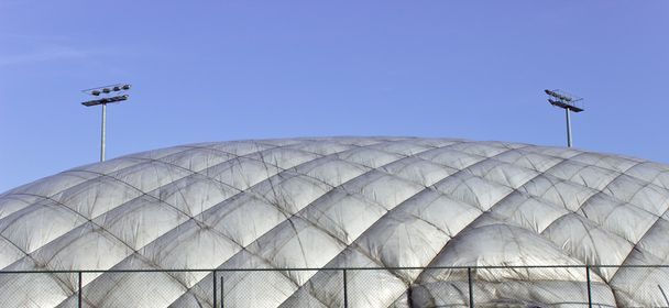 Шариковая палатка для теннисного корта над синим небом
 - Фото, изображение
