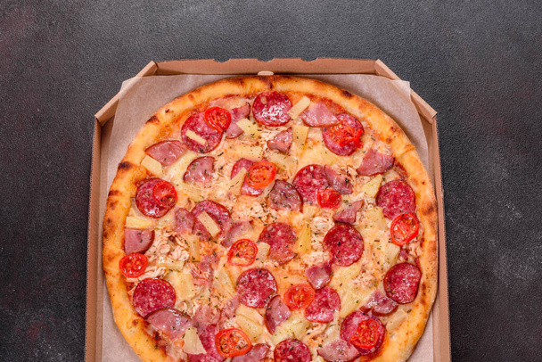 Pepperoni Pizza mozzarellajuustolla, salami, kinkku
 - Valokuva, kuva