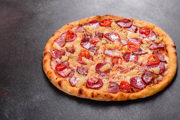 Pepperoni Pizza Mozzarella sajttal, szalámival, sonkával - Fotó, kép