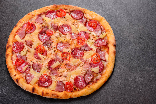 Mozzarella peynirli, salamlı, jambonlu Pepperoni Pizza. - Fotoğraf, Görsel