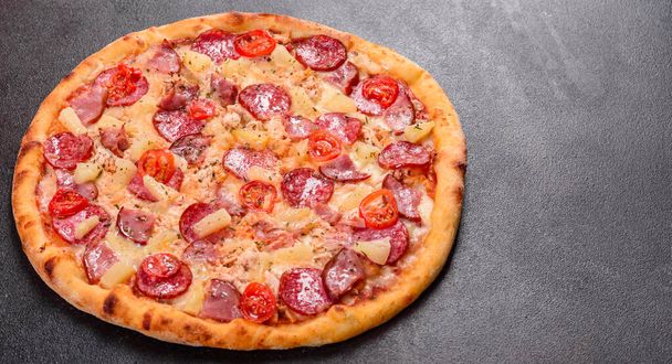Pepperoni Pizza Mozzarella sajttal, szalámival, sonkával - Fotó, kép