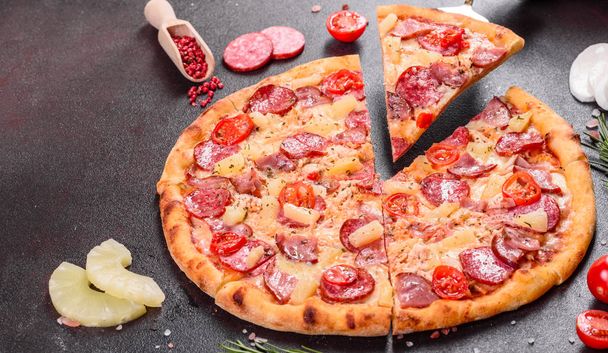 Pizza de Pepperoni con queso Mozzarella, salami, jamón
 - Foto, Imagen