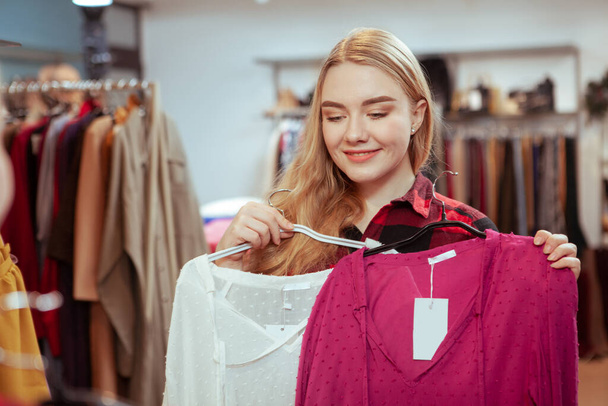 Młoda kobieta zakupy w odzieży atore - Zdjęcie, obraz