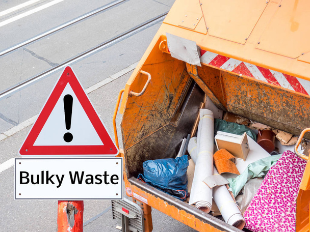 Varovné znamení objemné odpadky s nákladním automobilem - Fotografie, Obrázek