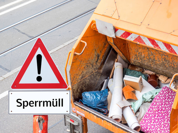 Znak ostrzegawczy nieporęczne śmieci z ciężarówki w języku niemieckim - Zdjęcie, obraz