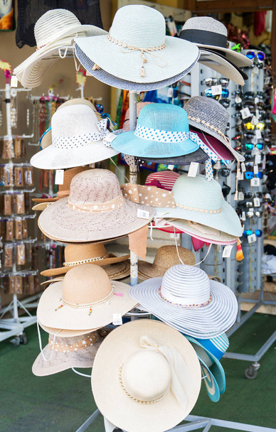Ποικιλία από καπέλα προς πώληση στην αγορά για καλοκαιρινές διακοπές. - Φωτογραφία, εικόνα
