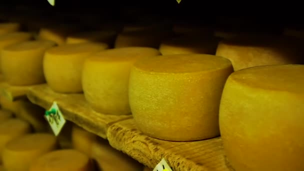 De kaas wordt op houten planken opgeslagen en voor rijping achtergelaten. - Video
