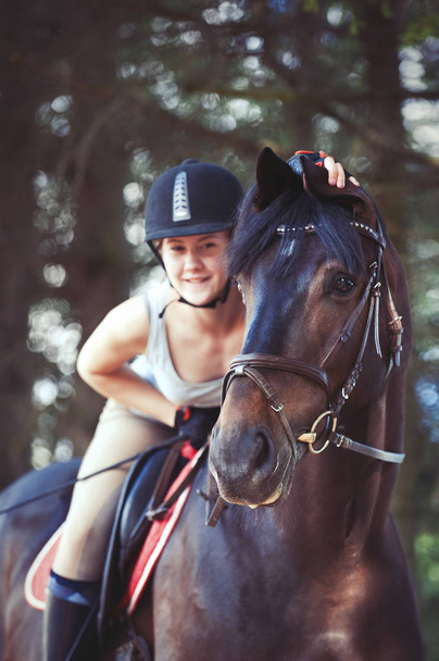 czarny koń portret z wesoły nastolatek dziewczyna jeździec - Zdjęcie, obraz