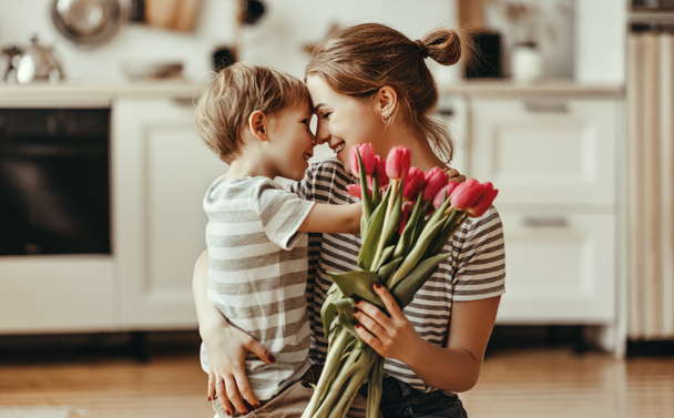Šťastný Den matek! dítě syn dává květiny pro matku na holid - Fotografie, Obrázek