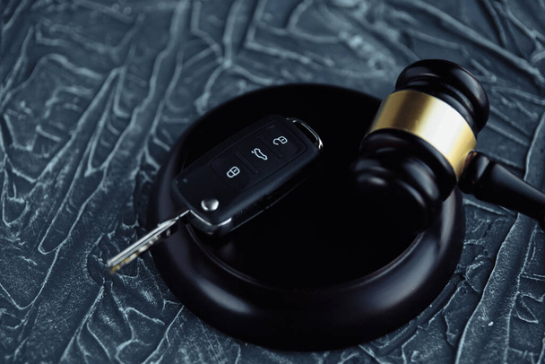 Γκρο πλαν, σφυρί και το κλειδί του αυτοκινήτου στο άκουσμα μπλοκ εναντίον - Φωτογραφία, εικόνα