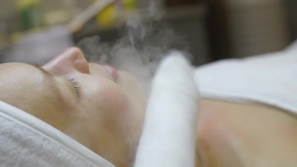egy kozmetikus az irodában eljárásokat végez - Felvétel, videó