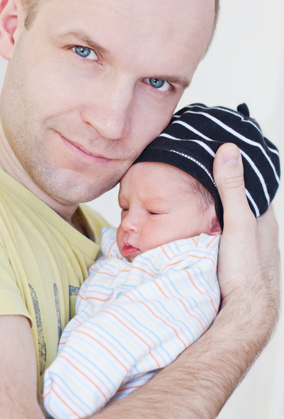 père heureux avec le fils nouveau-né
 - Photo, image