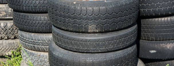 pannorama Neumáticos viejos apilados
 - Foto, Imagen