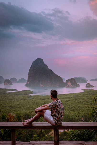 Phangnga Bay Tailandia, Samet Nang Lei punto di vista sulla baia, gli uomini vacanza Thailandia guardando l'alba
 - Foto, immagini