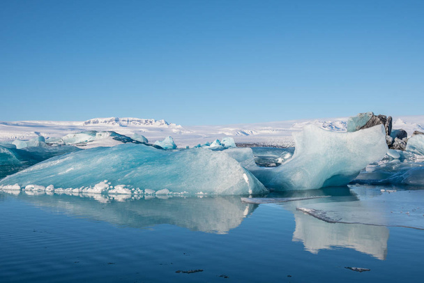 Айсберги в ледниковой лагуне Йокульсарлон на юге Исландии - Фото, изображение