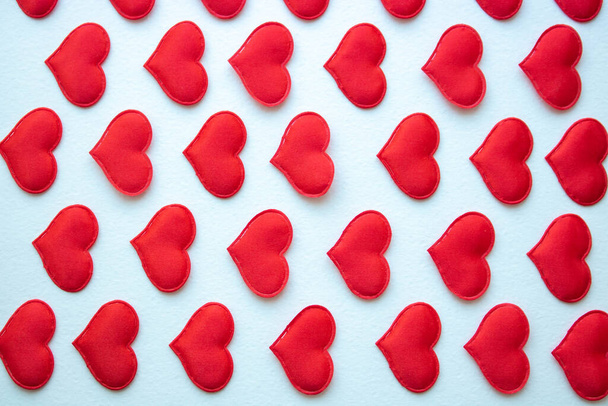 2月14日のバレンタインデーに小さな赤いハートで構成された白い背景に赤いハート - 写真・画像