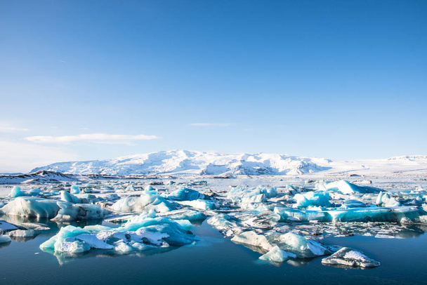 icebergs dans la lagune du glacier Jokulsarlon dans le sud de l'Islande - Photo, image