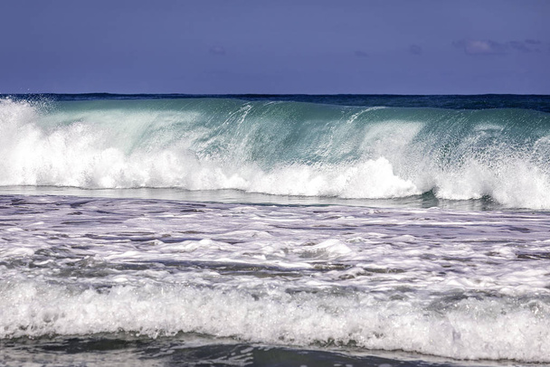 Ocean Wave Primer plano Agua. Detalle de primer plano de la ola oceánica de agua rota hueca que se estrella verticalmente. poder energético de la naturaleza
. - Foto, imagen