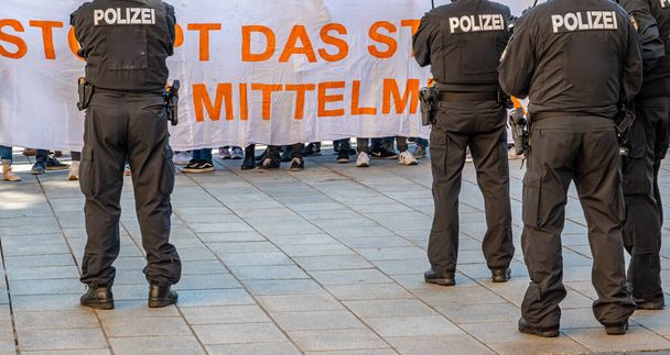 panorama deutsche bereitschaftspolizei bei einer demonstration - Foto, Bild