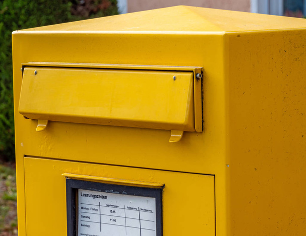 gele brievenbus in Duitsland op straat - Foto, afbeelding