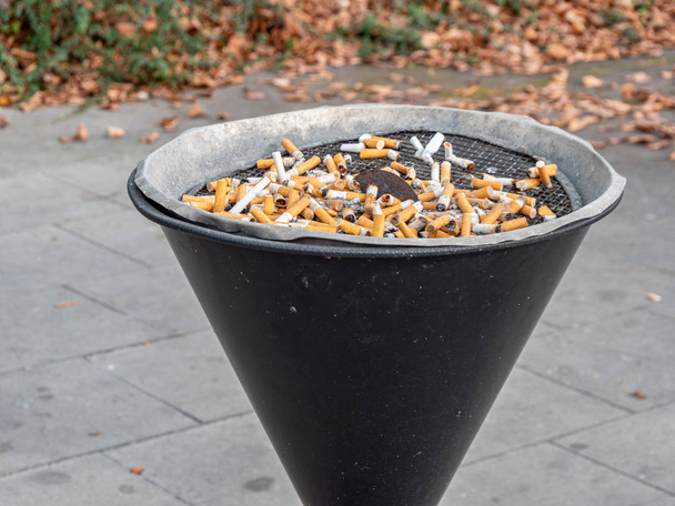 Velký popelník v kouřícím koutě - Fotografie, Obrázek