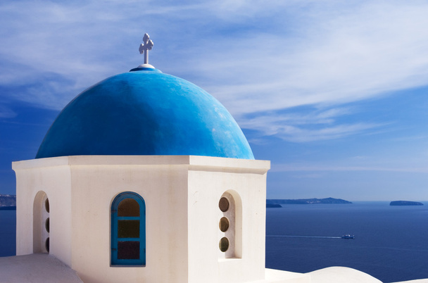 青の教会ドームのサントリーニ島、ギリシャ - 写真・画像