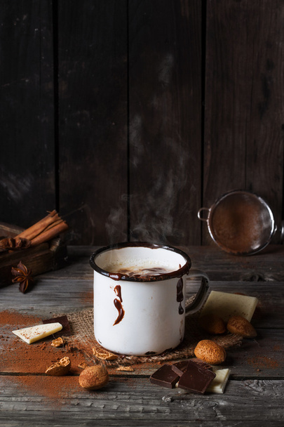 ホット チョコレートとビンテージ マグカップ - 写真・画像