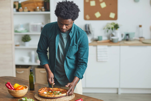 Házi készítésű pizzát evő férfi - Fotó, kép