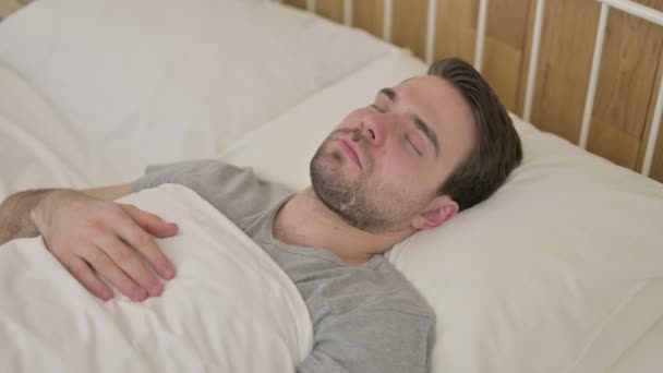 Barba cansada Joven durmiendo la siesta en la cama
 - Metraje, vídeo