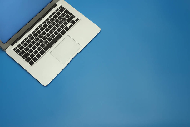 laptop keyboard on a blue background - Foto, Bild