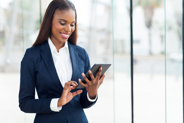 african businesswoman using tablet computer - Zdjęcie, obraz