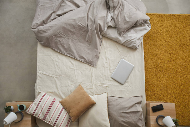 Leeg bed in de slaapkamer - Foto, afbeelding