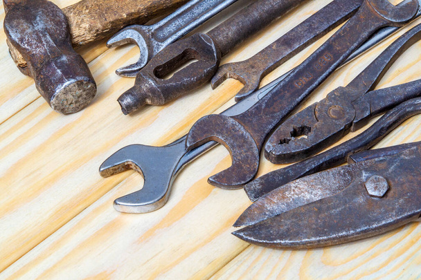 Wiele starych narzędzi ułożonych po pracy na drewnianych deskach - Zdjęcie, obraz