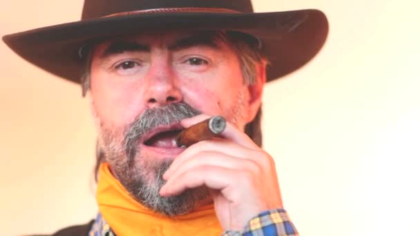 Closeup portret van cowboy Rookvrije sigaar en lachen. op witte achtergrond - Video