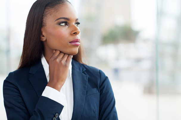 pensativa mujer de negocios africana
 - Foto, imagen