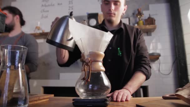 Barista sıcak suyu kahve ile filtreye döküyor. Kahve demlemek için alternatif yöntemler.. - Video, Çekim