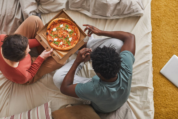 Couple eating in bed - Φωτογραφία, εικόνα