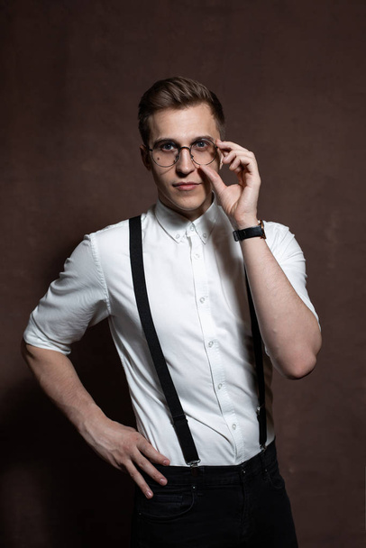 Mann mit runder Brille, Hosenträgern und weißem Hemd. - Foto, Bild